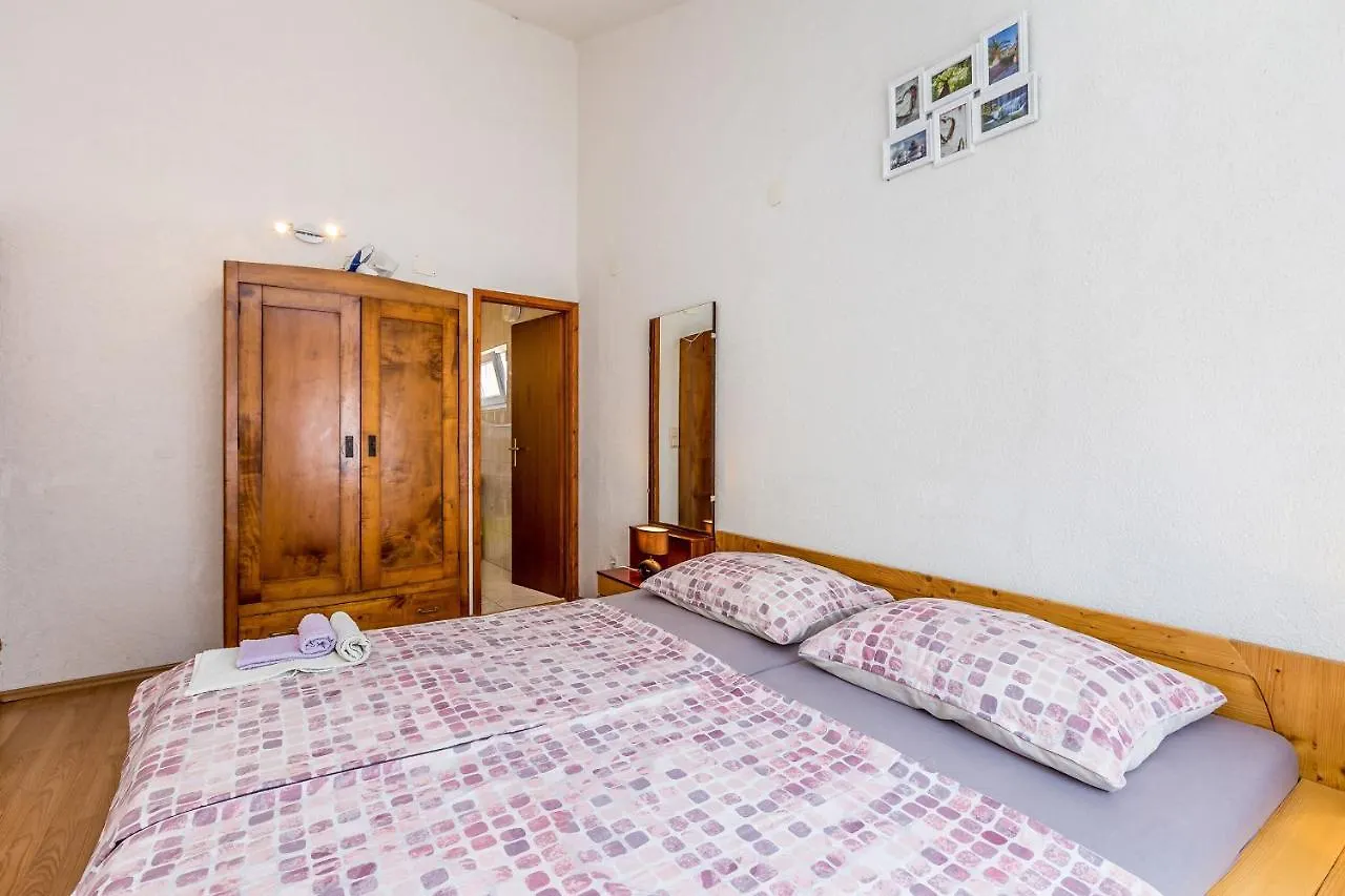 Apartment Private Accommodation Stara Baska